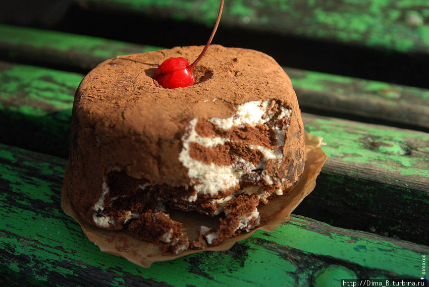 и ромово-шоколадное пирожное. Вильнюс, Литва
