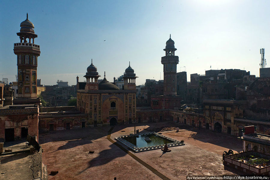 Мечеть Вазир Хана была построена примерно в 1642 году. Мечеть была построена по приказу губернатора Лахора известного как Вазир Хан (cлово «вазир» означает «министр» на языке урду). Лахор, Пакистан