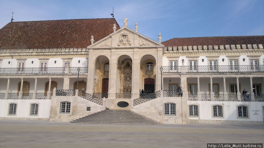 Парадный вид Королевского дворца Коимбра, Португалия