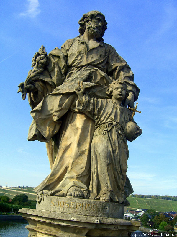 Скульптура Святого Иосифа. Одна из 12 скульптур на Старом мосту Вюрцбург, Германия