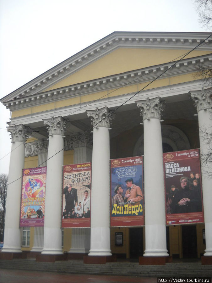 Фасад театра с голым фронтоном Калининград, Россия