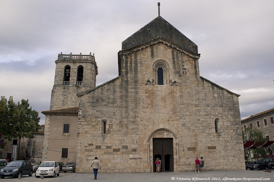 Вот эта церковь — Monestir de Sant Pere de Besalú старше моста на целый век. Она была построена в 1003 году. Бесалу, Испания