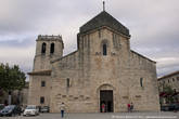 Вот эта церковь — Monestir de Sant Pere de Besalú старше моста на целый век. Она была построена в 1003 году.