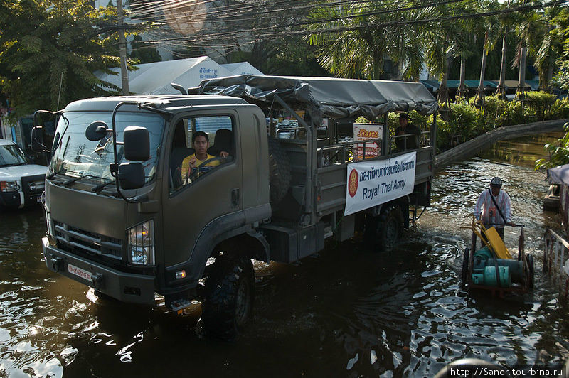 По пути попадаются другие армейские грузовики. Бангкок, Таиланд
