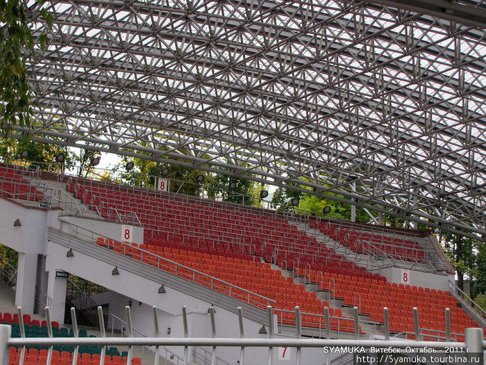 Арочная конструкция крыши состоит из восемнадцати тысяч металлических стержней, скреплённых между собой тремя тысячами металлических мячей. Витебск, Беларусь