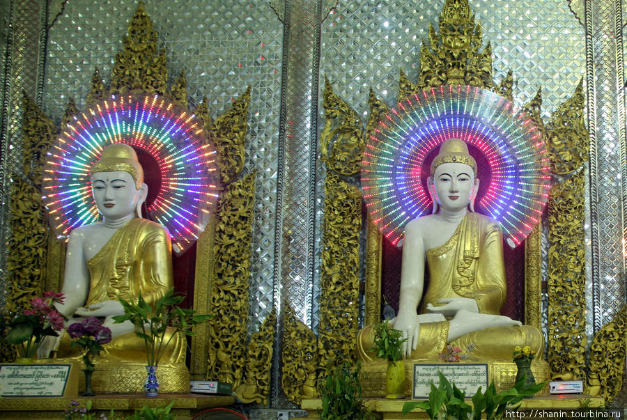 Два Будды в храме Монива, Мьянма