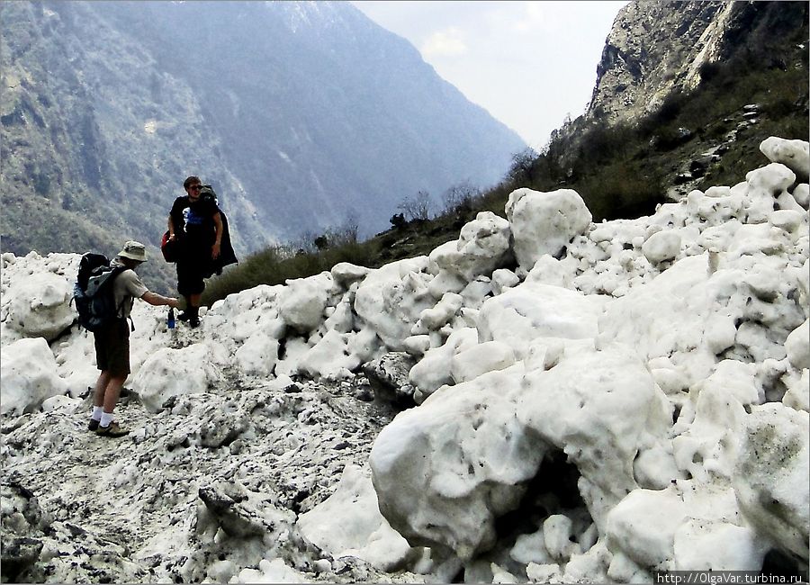 Хотя снег уже слипся и превратился в камень, шли мы след в след, чтобы случайно не провалиться куда не надо Национальный парк Аннапурны, Непал