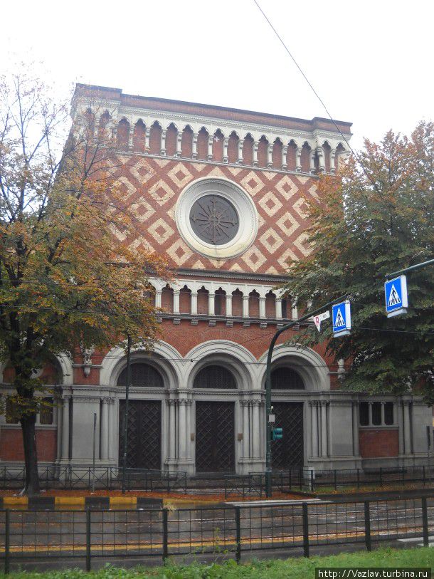 Фасад церкви как обрезало! Турин, Италия