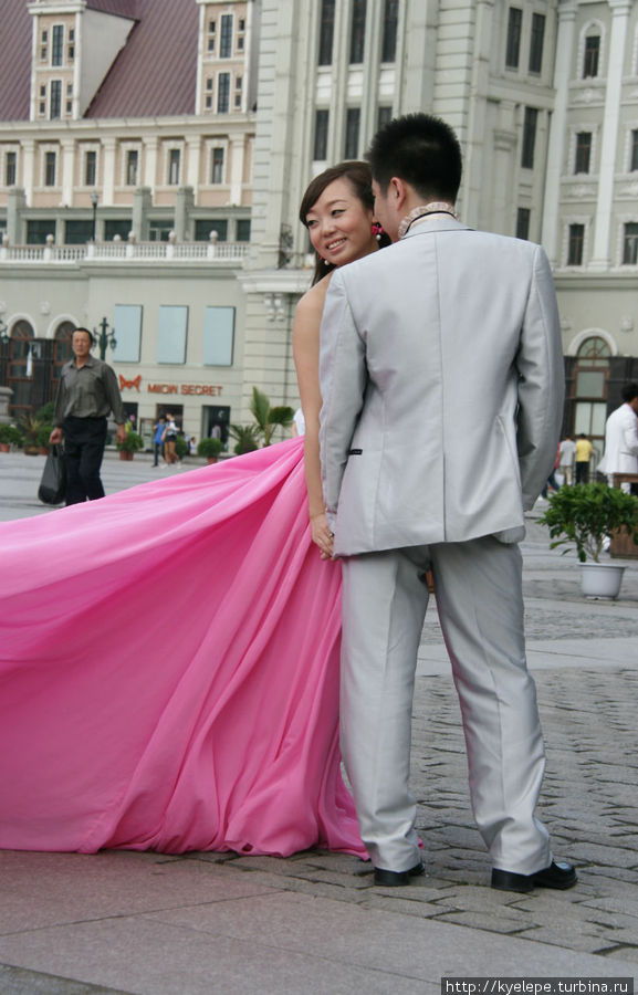 На площадь перед собором приезжают пары для предсвадебных фотосессий. Харбин, Китай
