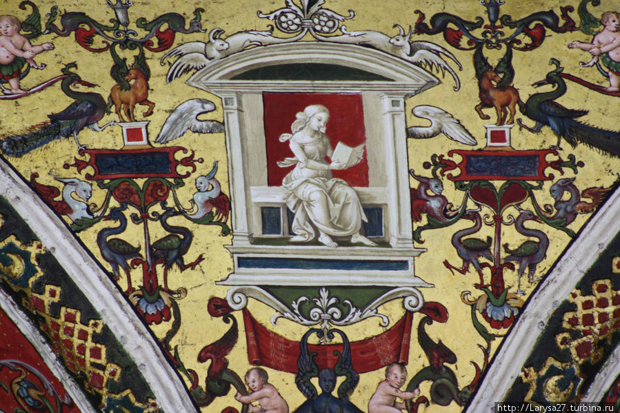 Гротески — деталь потолка библиотеки Сиенского собора Сиена, Италия