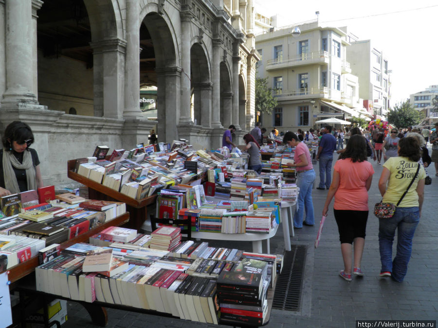 Книжные ряды на центральной площади города Малия, Греция