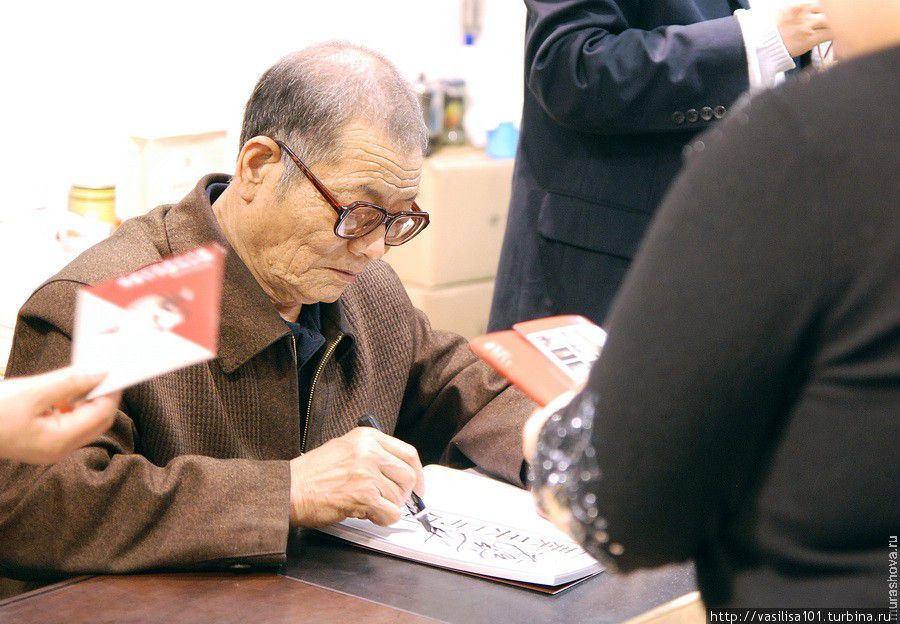 Крестьянин, первым нашедший армию, теперь раздает автографы в музее Сиань, Китай