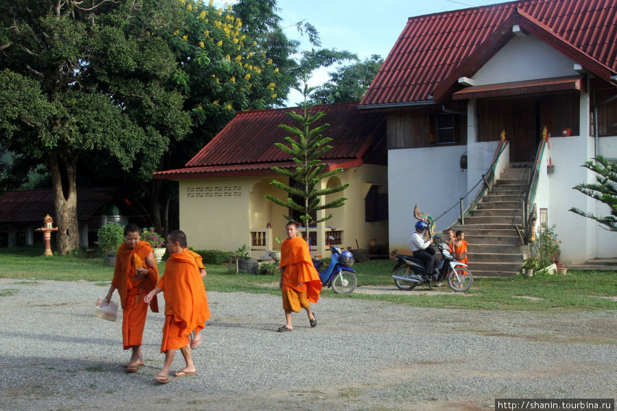 Монастырь на холме Пхонсаван, Лаос