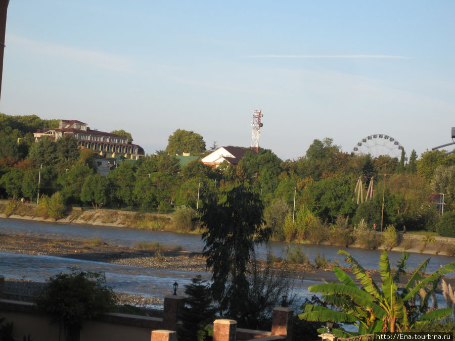Вид на Мзымту и центр Адлера с балкона номера гостиницы Страна Магнолий (район За Речкой) Адлер, Россия