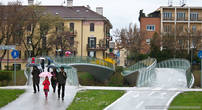 Мост через реку Тэлфер, левый для пешеходов, правый для велосипедистов и они эту разметку соблюдают )