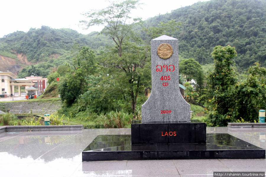 Памятник на нейтральной полосе Провинция Сиенгкхуанг, Лаос