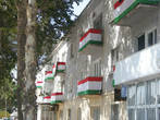 Балконы украшены национальными флагами.