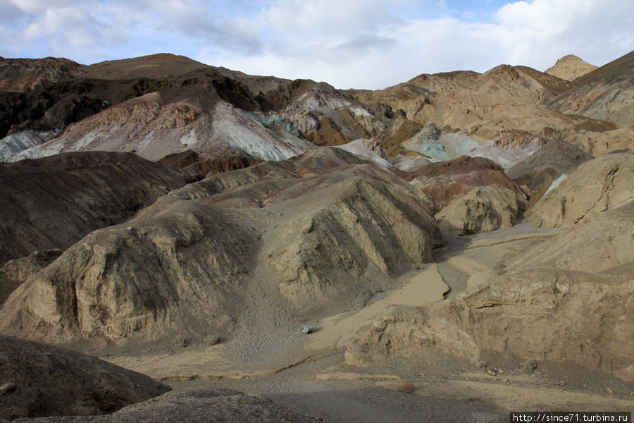 Соли различных минералов разрисовали горы. Национальный парк Долина Смерти, CША