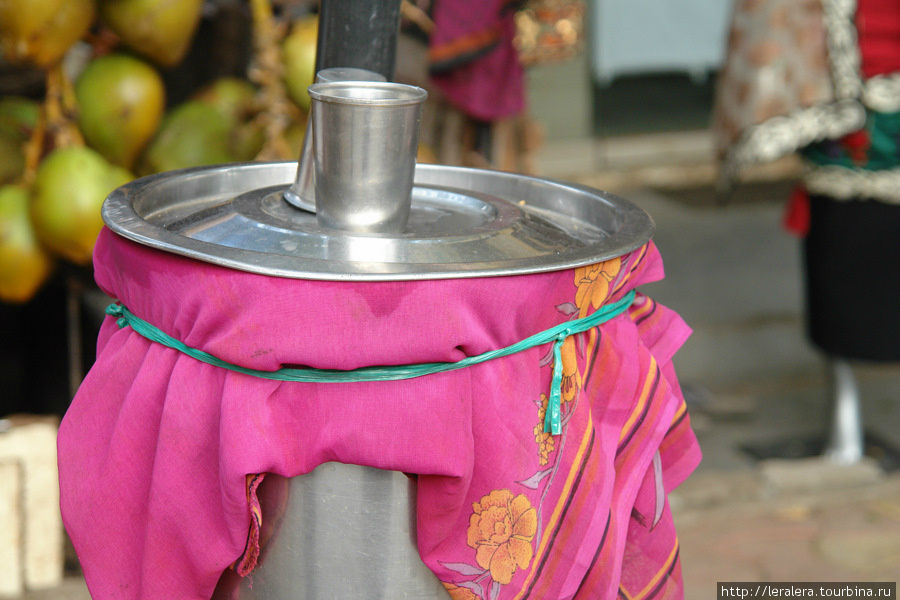 Бочки со свежей водой стоят через каждые 200 метров. Пьют индийцы своеобразно, не касаясь губами железного стаканчика. Мумбаи, Индия