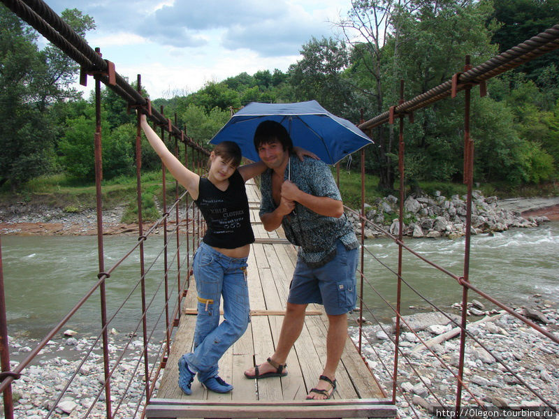 Анита Семичева и Олег Семичев на висячем мосту через реку Белая Каменномостский, Россия