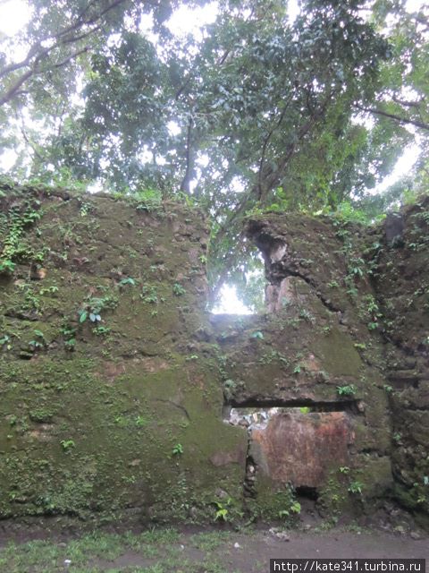 развалины старой церкви, оставшиеся после землятрясения Остров Камигин, Филиппины