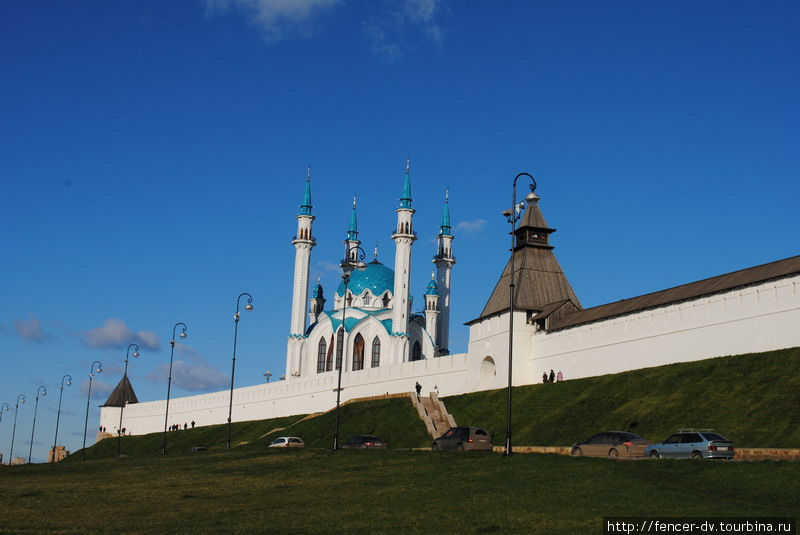 Даже голубые шпили Кул-Шарифа на синем небе становятся какими-то лазурными. Казань, Россия