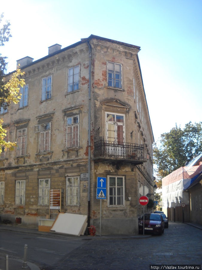 Дом определённо нуждается в реставрации Загреб, Хорватия