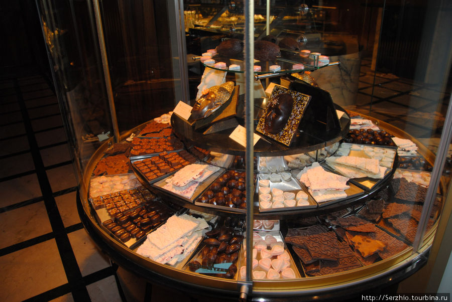Витрина с выбором сладостей внутри кафе Будапешт, Венгрия