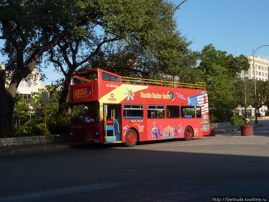 А это двухъэтажный автобус для экскурсий Сан-Антонио, CША