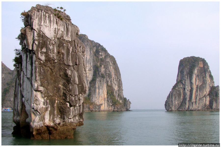 Живописные скалы, бирюзового цвета вода — вот что такое  бухта Халонг Халонг бухта, Вьетнам