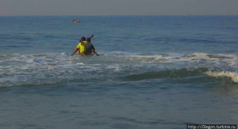На маленькой лодчонке в виде обычного бревна по волнам океана Варкала, Индия