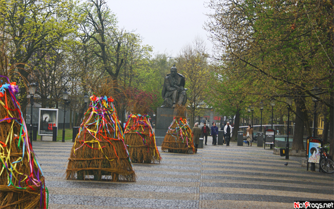 На площади Гвездослава, вид на памятник поэту Братислава, Словакия