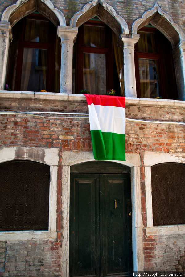 Недавно прошел праздник 150летия со лня объединения Италии (17 марта 1861 года), поэтому до сих пор можно повсюду встретить итальянские флаги. Венеция, Италия
