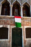 Недавно прошел праздник 150летия со лня объединения Италии (17 марта 1861 года), поэтому до сих пор можно повсюду встретить итальянские флаги.