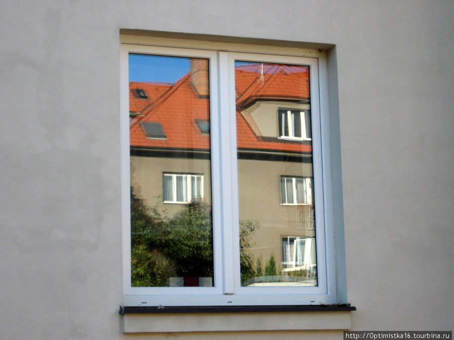 Правда, красиво отражается в окне дом напротив? Прага, Чехия