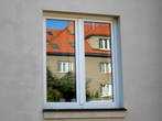 Правда, красиво отражается в окне дом напротив?