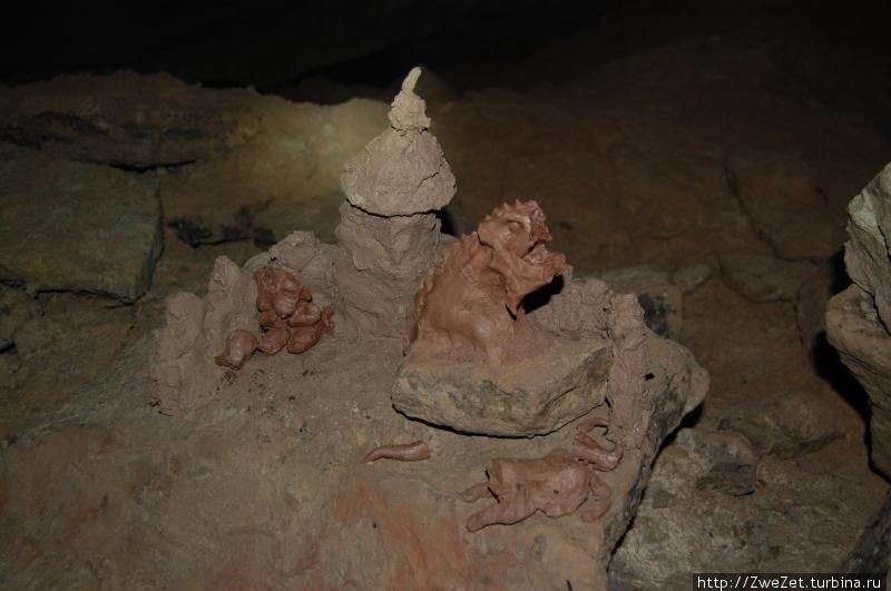 Глиняные поделки посетителей Таничкиной пещеры Старая Ладога, Россия