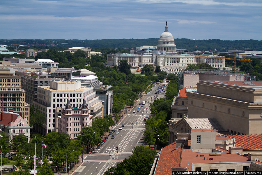 Проспект завершается величственным зданием Капитолия. Там сидит Конгресс США, законодательная власть страны. Вашингтон, CША