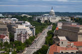 Проспект завершается величственным зданием Капитолия. Там сидит Конгресс США, законодательная власть страны.