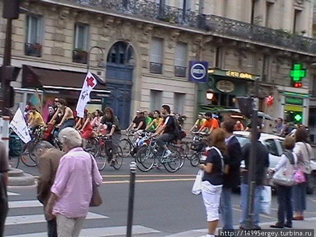 Необычный парад в Париже Париж, Франция