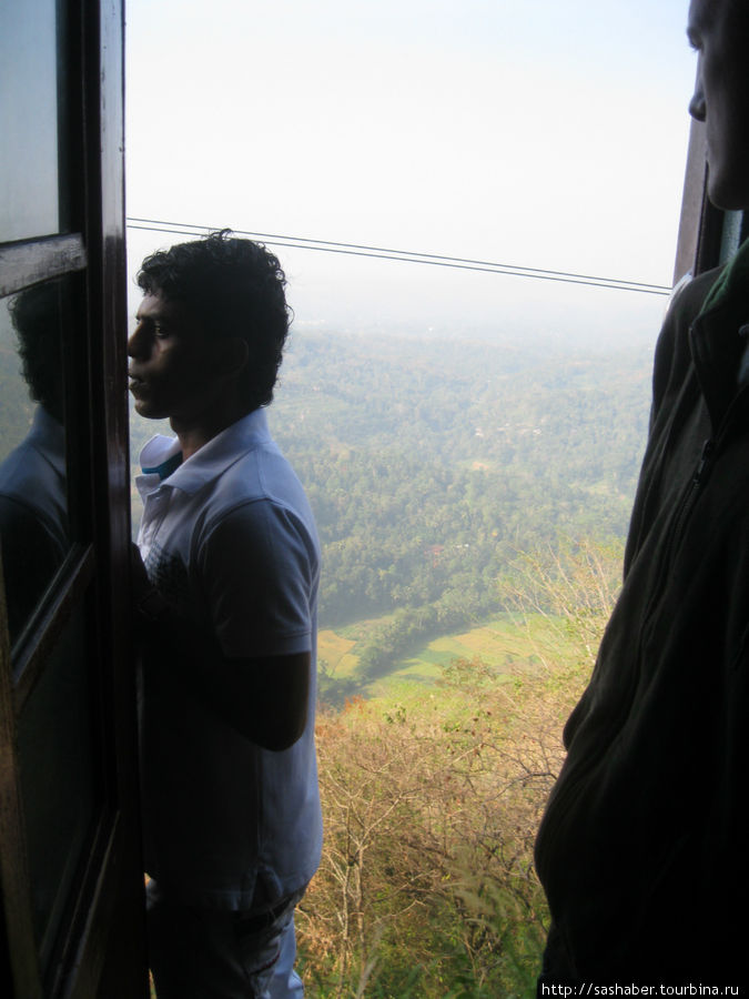 в поезде над пропастью Шри-Ланка