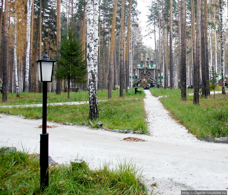 Монастырь находится в самом настоящем лесу. Монахи привели лес в идеальное состояние, и он стал похож на парк Екатеринбург, Россия