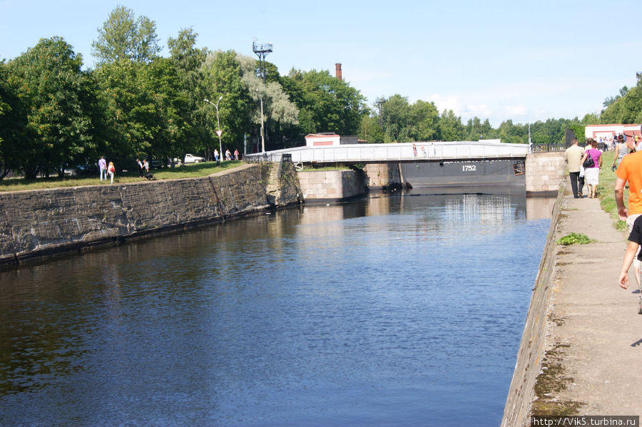 Петровский канал с видом на Доковый мост