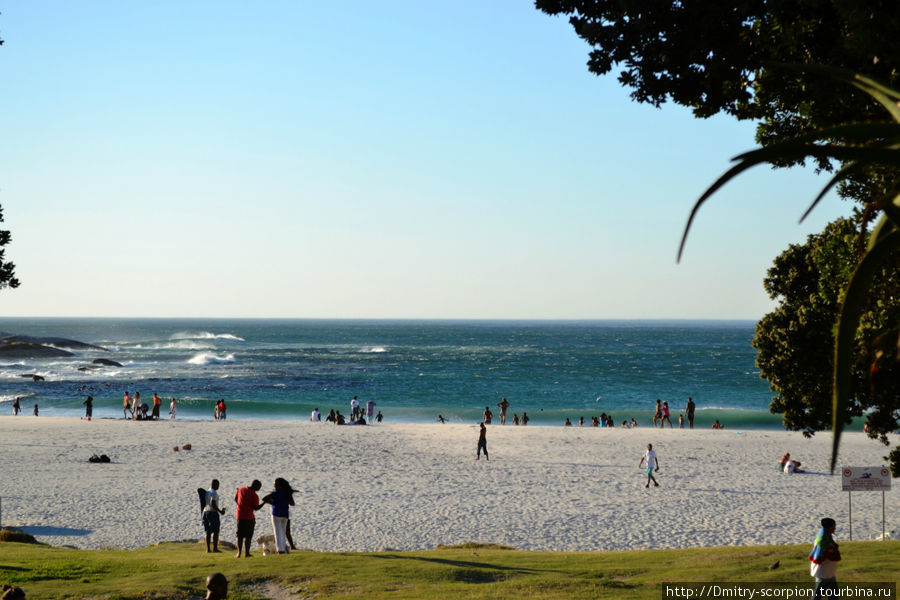 Классическая картина для города.Люди просто смотрят на Атлантику...Она прекрасна...Дает силы. Кейптаун, ЮАР