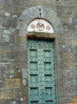 Дверка интересная — посередине Мальтийский крест, а вот по бокам славянский символ солнца. Его ещё называют Звезда Инглии..к чему бы это