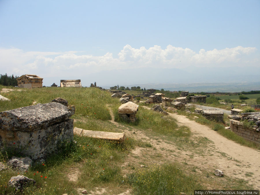 Обломки священного города Памуккале (Иерополь античный город), Турция