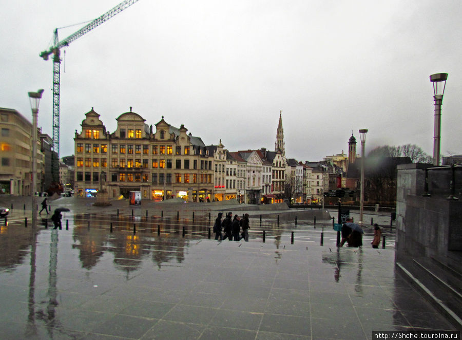 Есть ли где в мире город, не облагороженный видом башенного крана?
Place de l’Albertine Брюссель, Бельгия