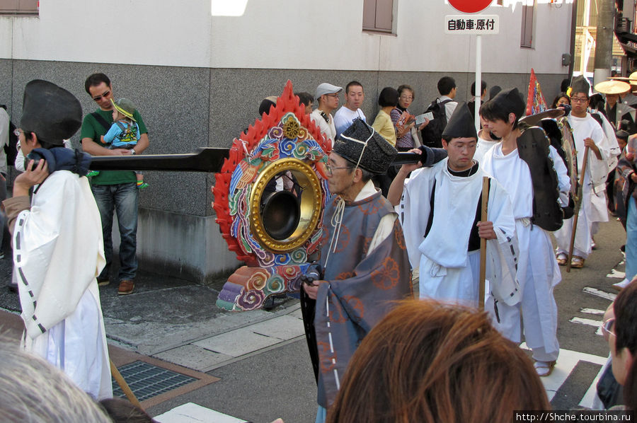 Осенний фестиваль в Такаяма, завершающее шествие Такаяма, Япония