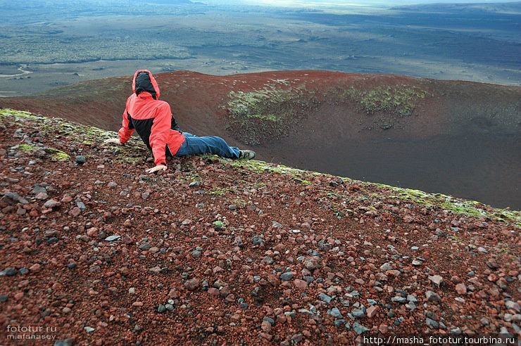 на краю кратера Исландия