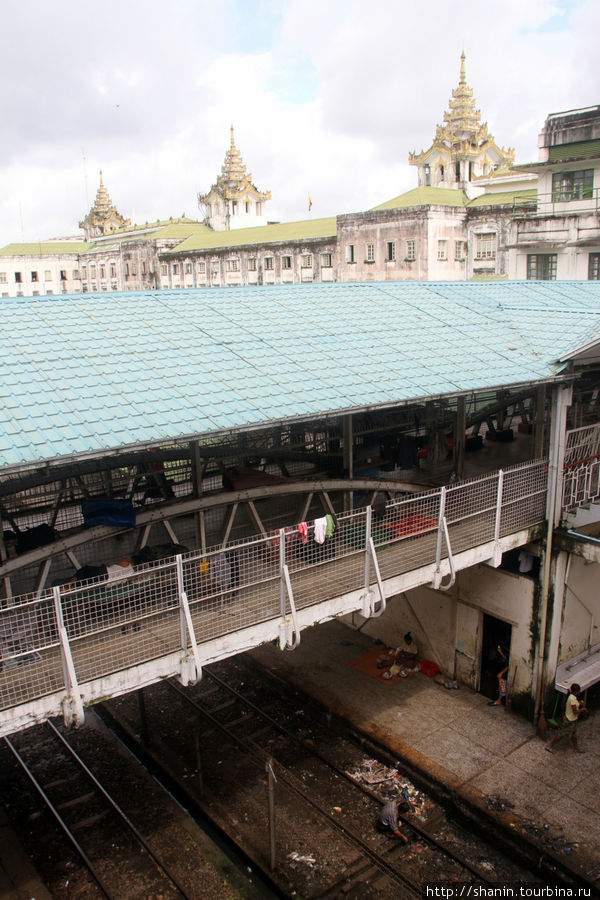 На столичном железнодорожном вокзале Янгон, Мьянма